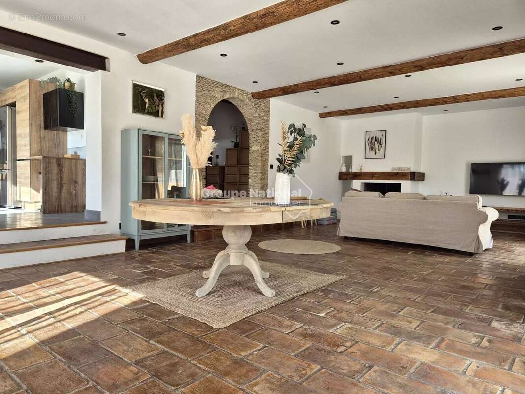 Maison à ENTRAIGUES-SUR-LA-SORGUE