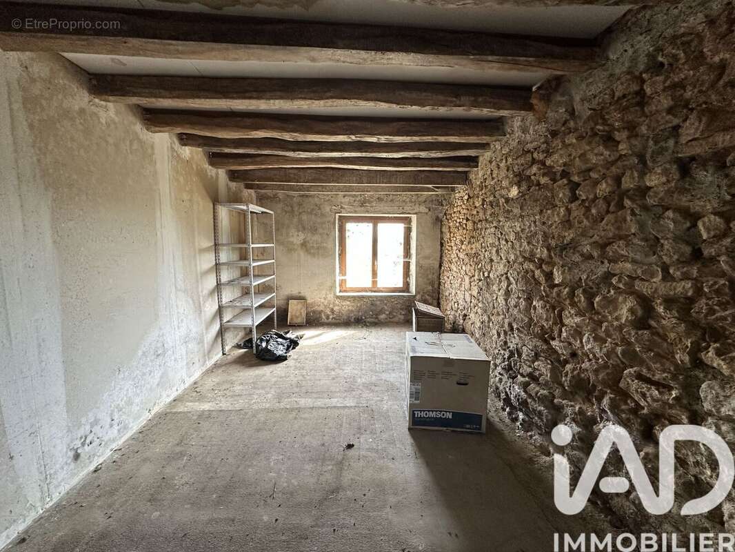 Maison 96 m² à Saint-Christophe-Du-Jambet  - photo 5