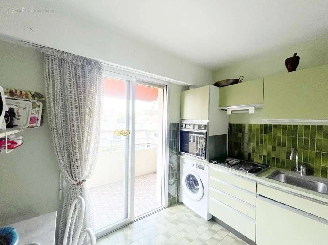 Appartement à SAINT-LAURENT-DU-VAR