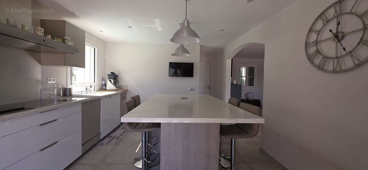 Maison à CHATEAUNEUF-VILLEVIEILLE