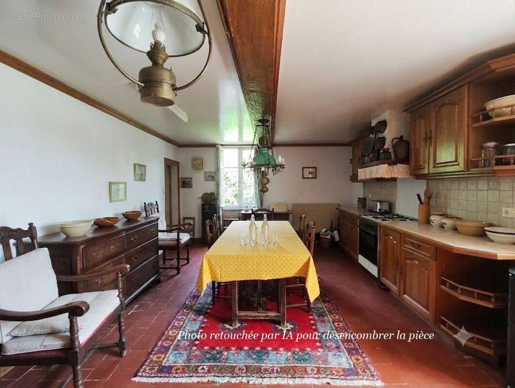 Sur plus de 3 ha de terrain, agréable maison avec dépendances - photo 8