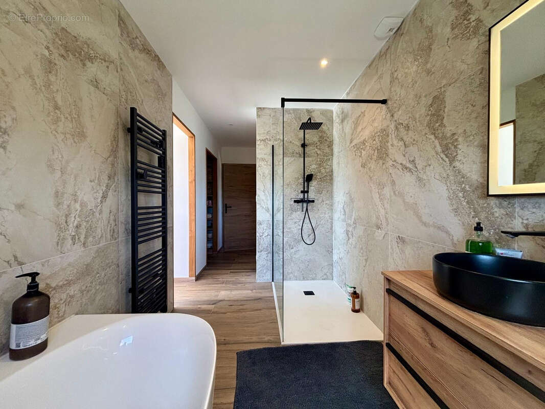 GRIGNAN - Belle Villa neuve sur 2 160 m2, avec VUE. - photo 2