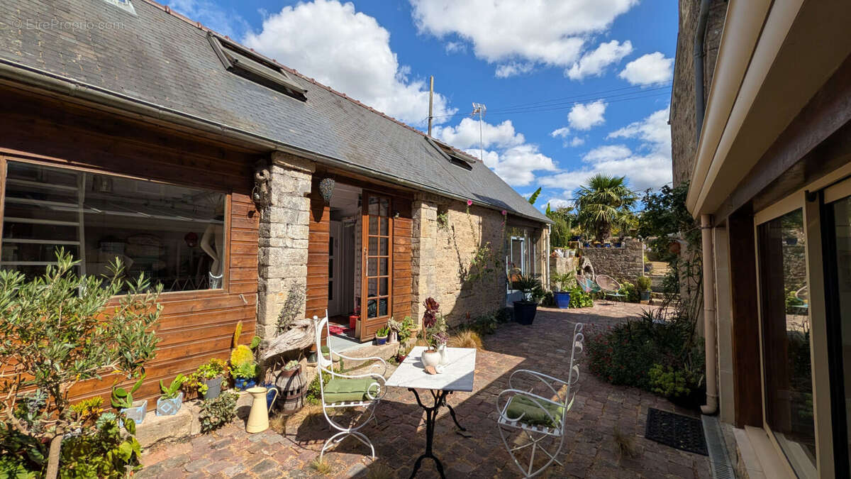 Maison de caractère du XVIIIème siècle avec jardin et dépendances ! - photo 2