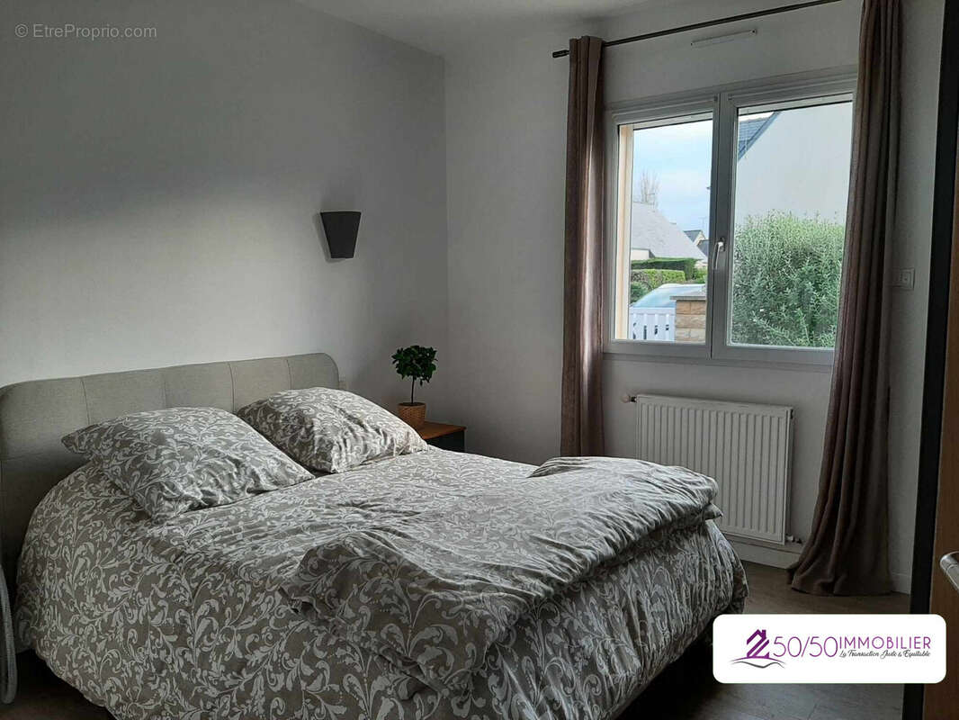 Chambre rdc avec salle d'eau  - Maison à GUISSENY