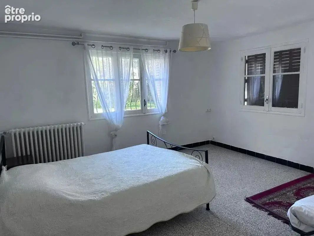 Maison de 160 m2 avec jardin de 844m2 au calme À Vendre - photo 17