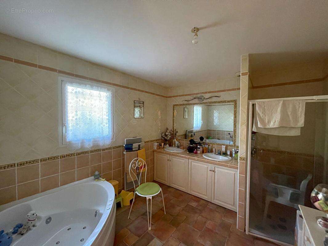 Maison à SAINT-SAUVEUR-DE-CRUZIERES