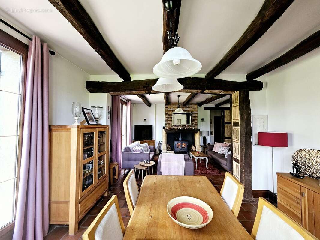 Maison à MAUZAC-ET-GRAND-CASTANG