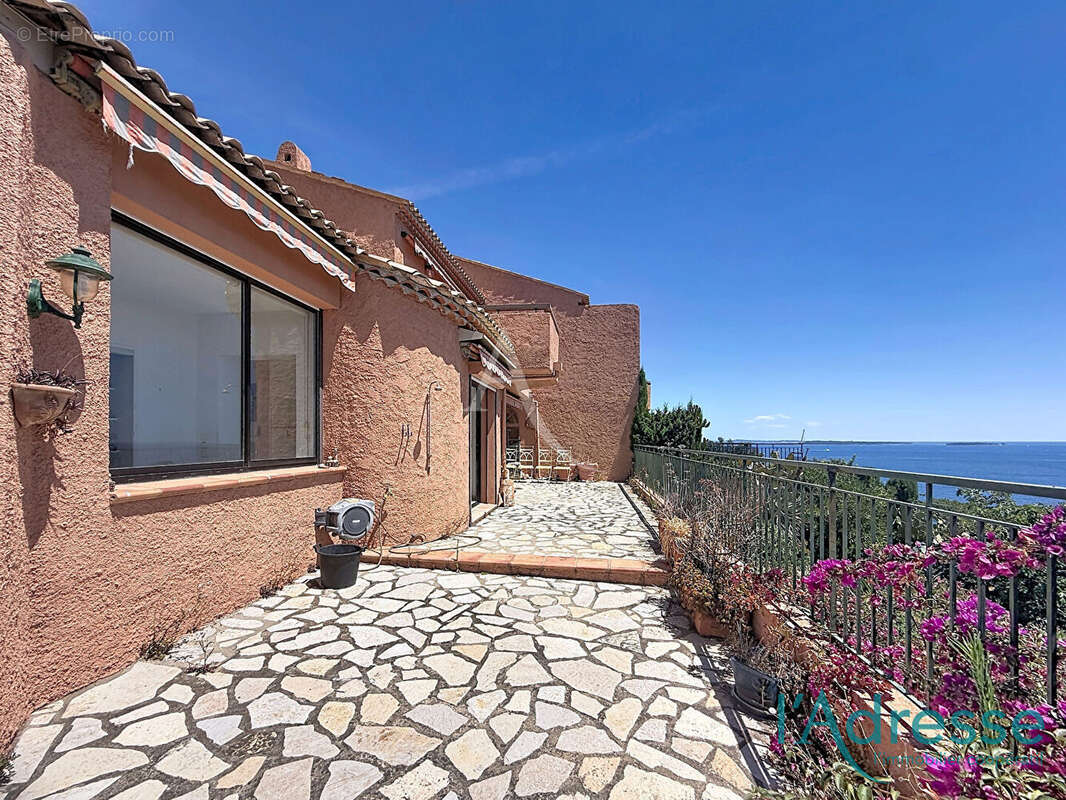 RARE ! Magnifique appartement-villa , VUE MER PANORAMIQUE THEOULE ! - photo 2