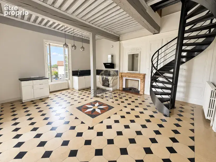 Appartement de charme de 66 m2 en duplex dans une propriété bourgeoise   Vue sur les Monts d’Or - photo 4