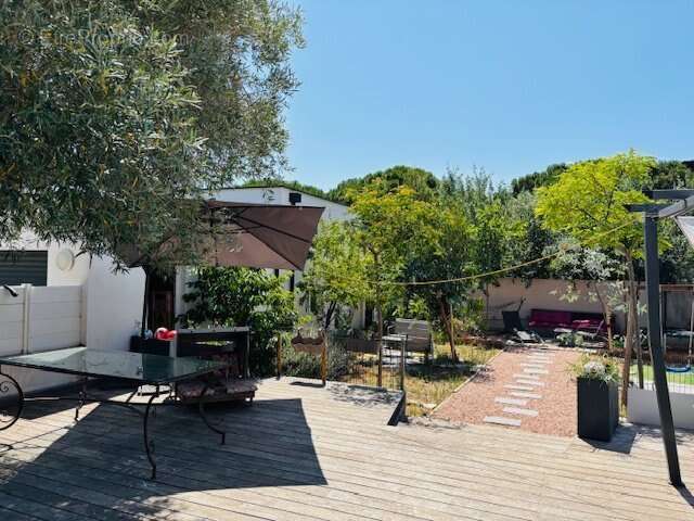 Opportunité Rare à Marseillan : Propriété de Charme avec Activité Commerciale Florissante - photo 14