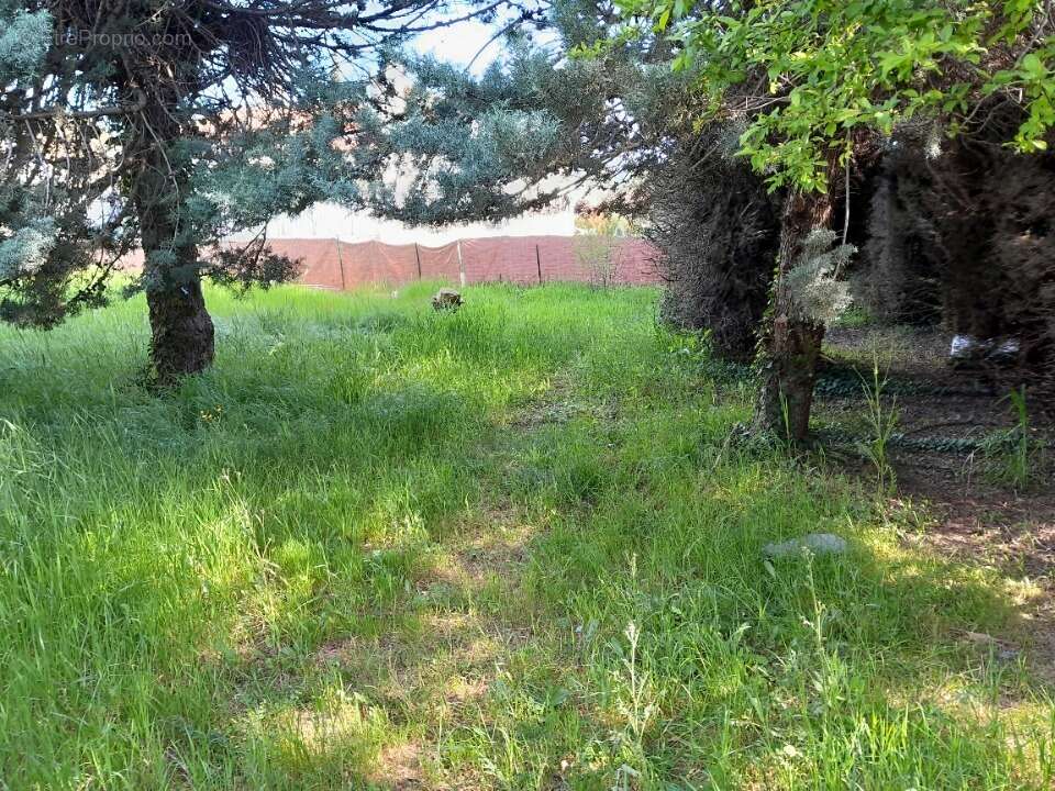 Terrain à PEYROLLES-EN-PROVENCE