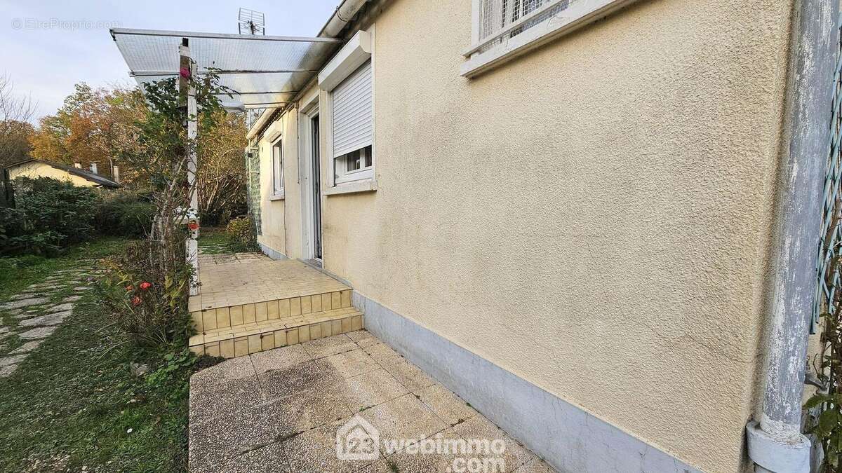 Voici une petite terrasse.. - Maison à SOISY-SUR-ECOLE