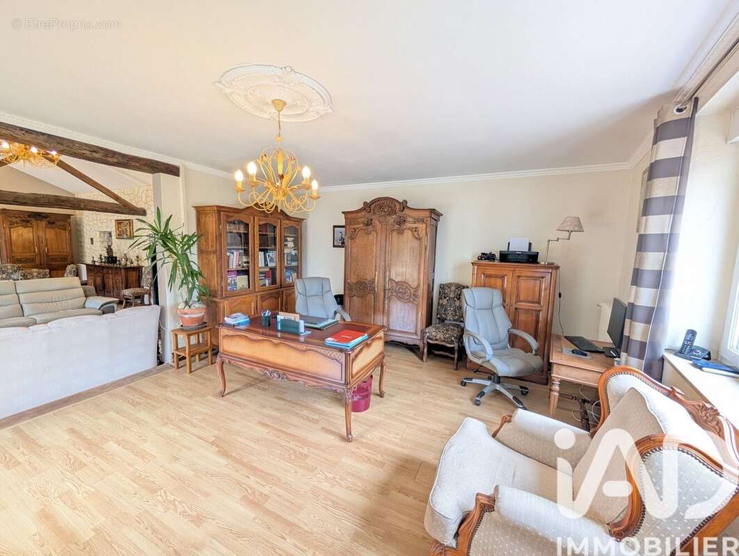 Maison 235 m² à Queaux  - photo 9