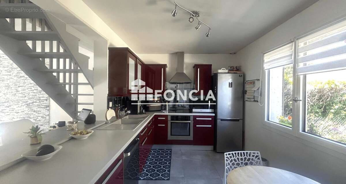 Maison familiale de 160 m2 au sol, quartier calme , proche de toutes les commodités - photo 3
