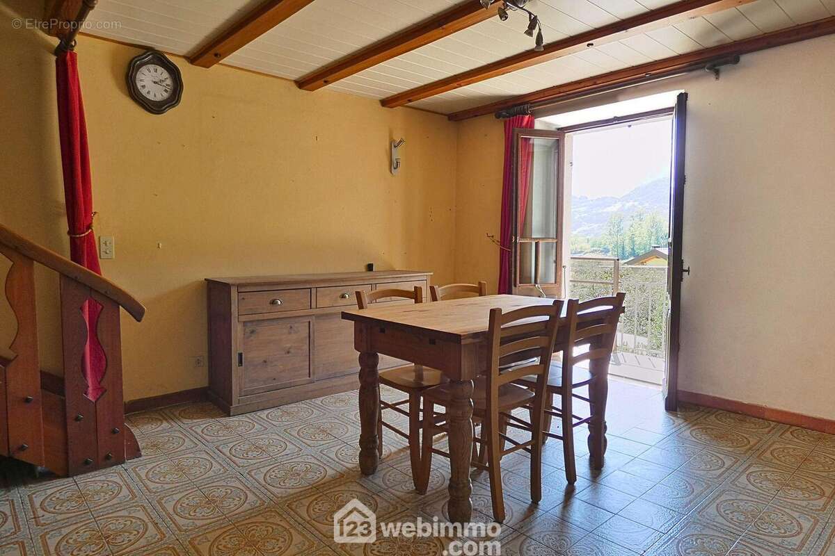 Le séjour profite d'un poêle à granules - Maison à UGINE