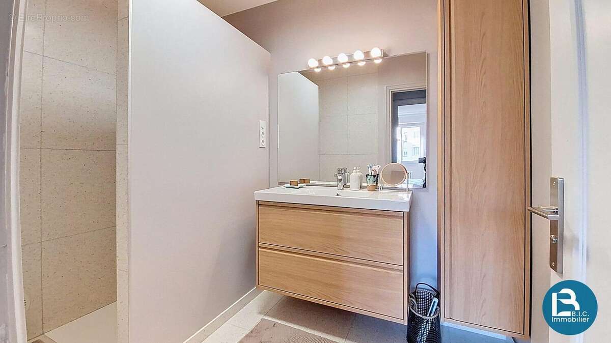 Jolie Salle d'eau - Appartement à LYON-7E