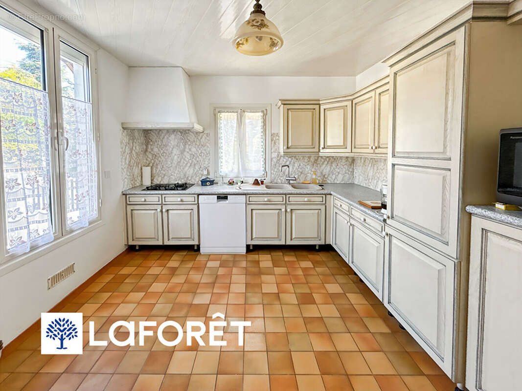 Maison à SAINTE-GENEVIEVE-DES-BOIS