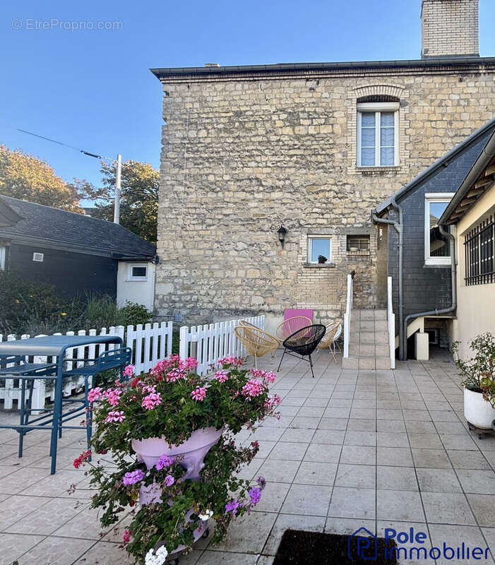 CAEN MAISON AVEC JARDIN ET STATIONNEMENTS  - Maison à CAEN