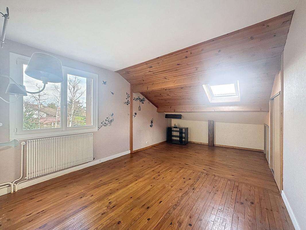 SAINT BONNET PRES RIOM Amateur de bricolage Grange 68m² - Maison 3 chambres - Cour - photo 8