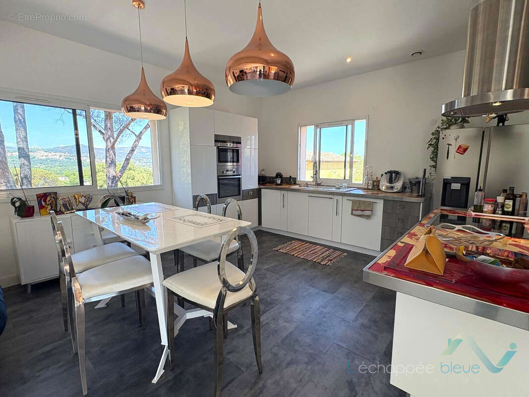 Vente maison T5 avec piscine sur un terrain d'environ 509m2 à Cogolin - photo 4