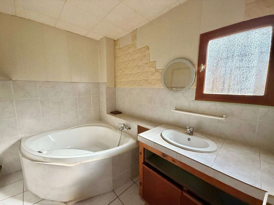 Maison à SAINT-CHRISTOLY-DE-BLAYE