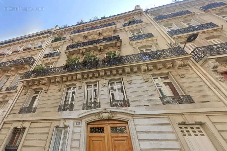 Autre à PARIS-8E