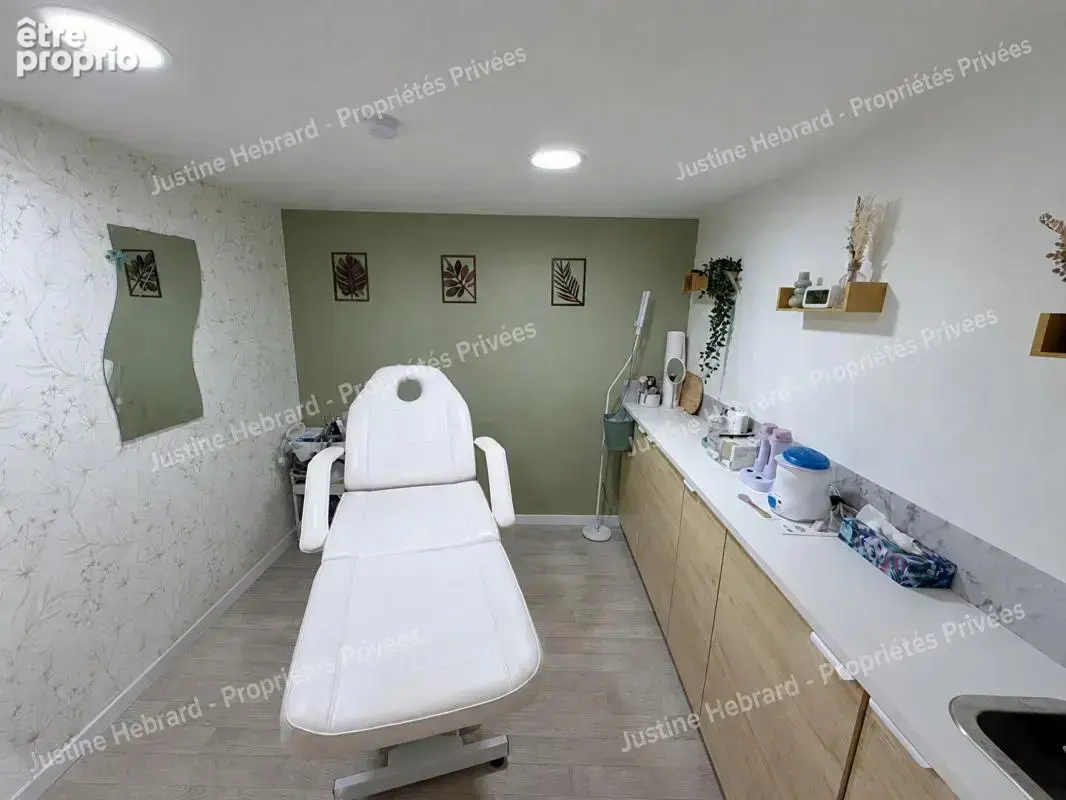 AUBIAT (63260) Maison de caractère rénovée d'environ 170 m² avec 4 chambres, suite parentale et espace professionnel - photo 8