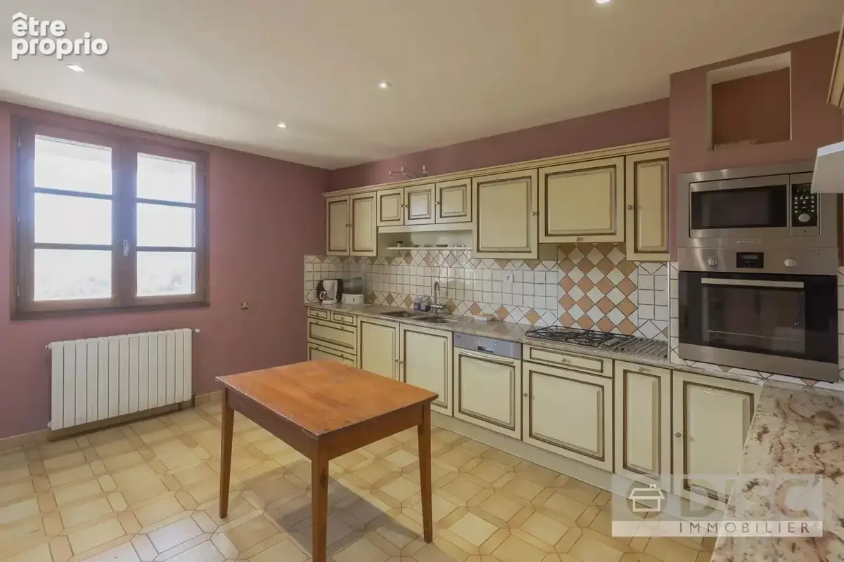 Vaste propriété de plus de 500 m² avec jardin clos et nombreuses possibilités. - photo 8