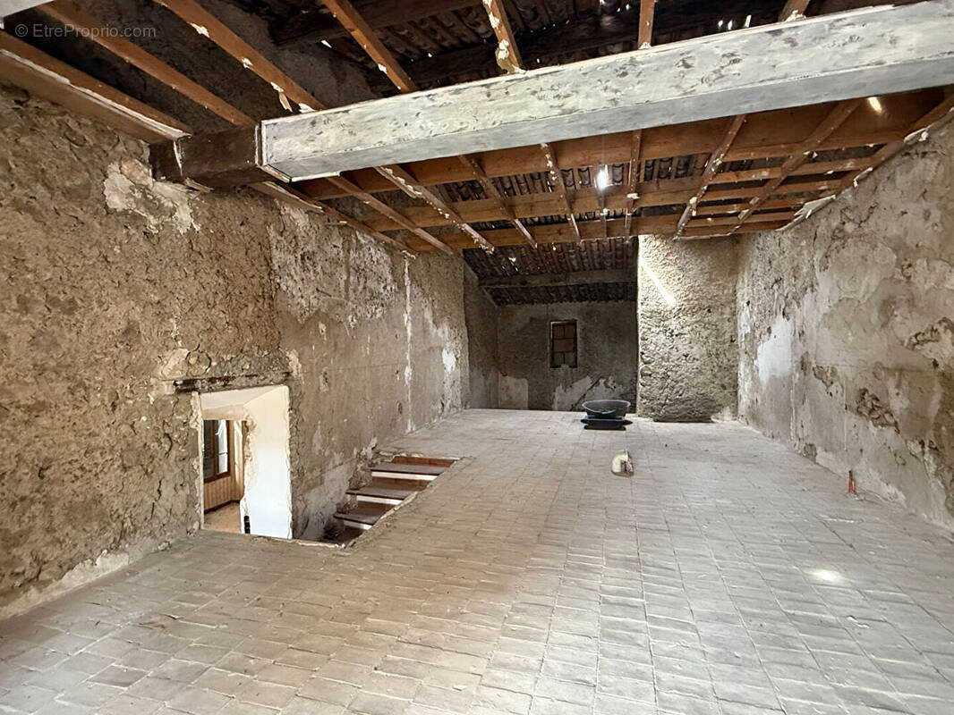 Maison à LA ROQUE-D&#039;ANTHERON