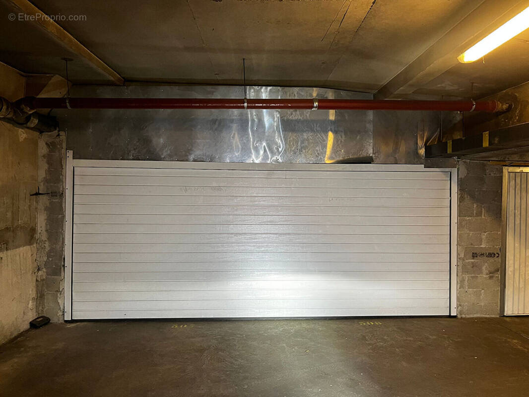 Parking à PARIS-18E