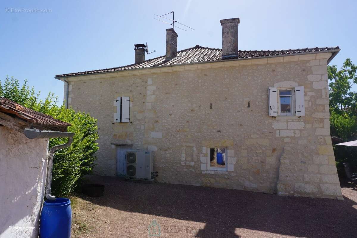 Charmante demeure en pierre, nichée sur les hauteurs de la petite Venise du Périgord. - photo 3