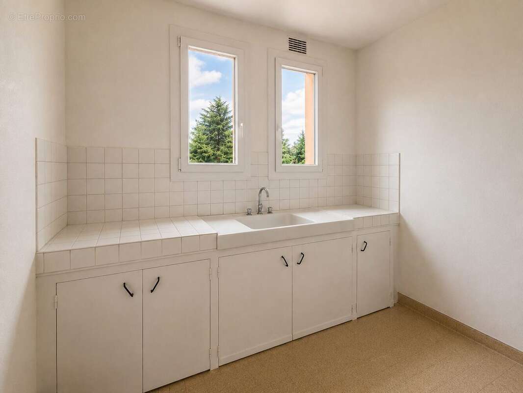 Cuisine avec vue dégagée Profitez d'un espace cuisine bénéficiant d'une belle luminosité naturelle. - Appartement à LOUVIERS