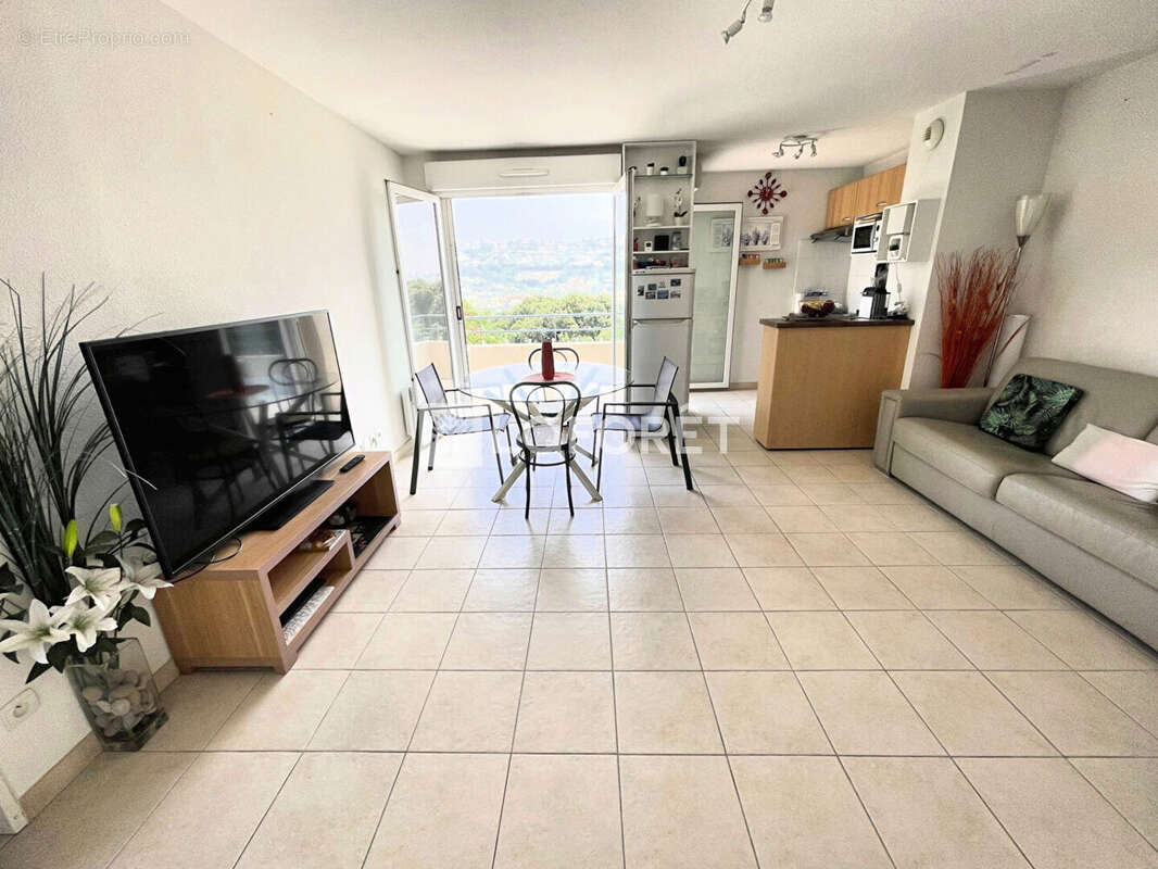 Appartement à SAINT-LAURENT-DU-VAR