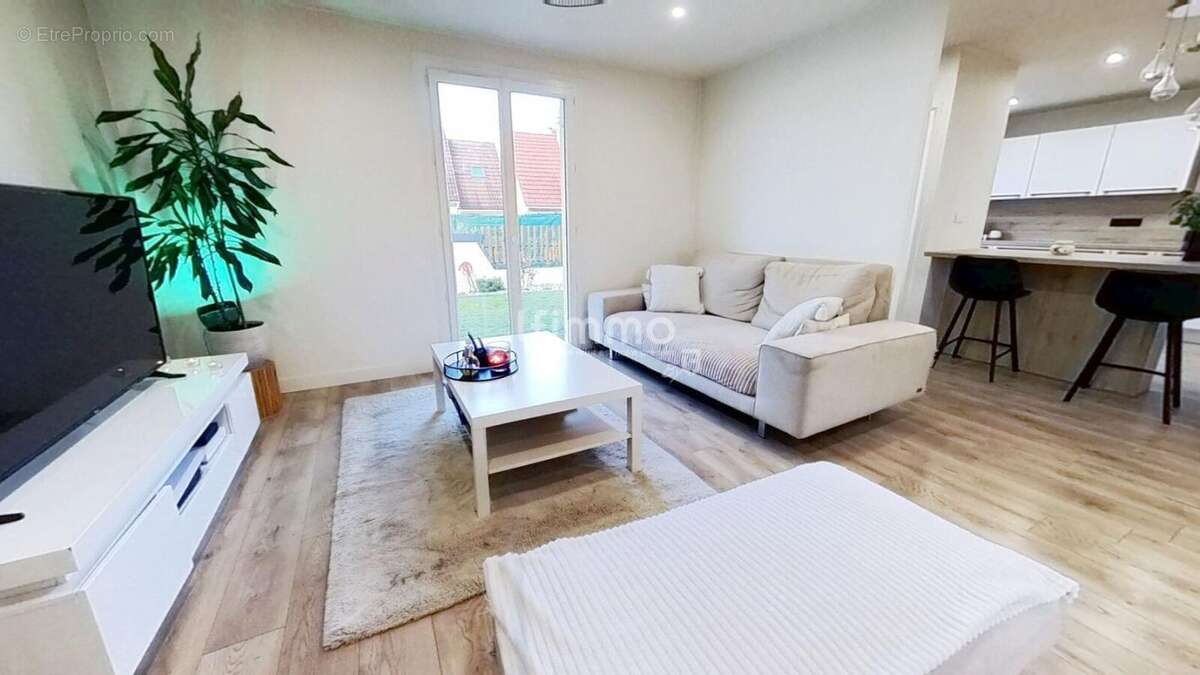 Maison à VAUX-LE-PENIL