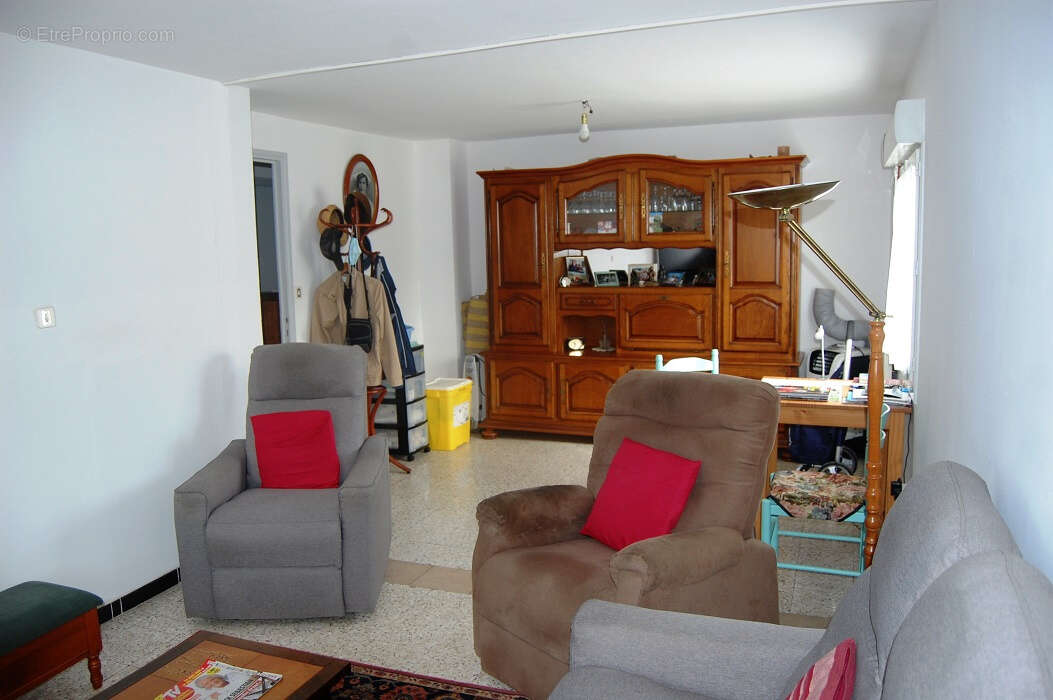 Maison 240 m2 avec 3 appartements dont un d'habitation et deux loués sur 1100m2 de terrain - photo 11