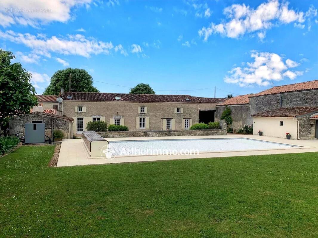 Maison à SAINT-MANDE-SUR-BREDOIRE