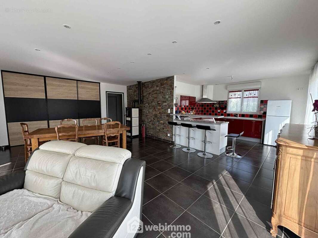 Maison accessible de plain-pied, adaptée PMR, d'environ 113 m2 habitables. - Maison à DESCARTES