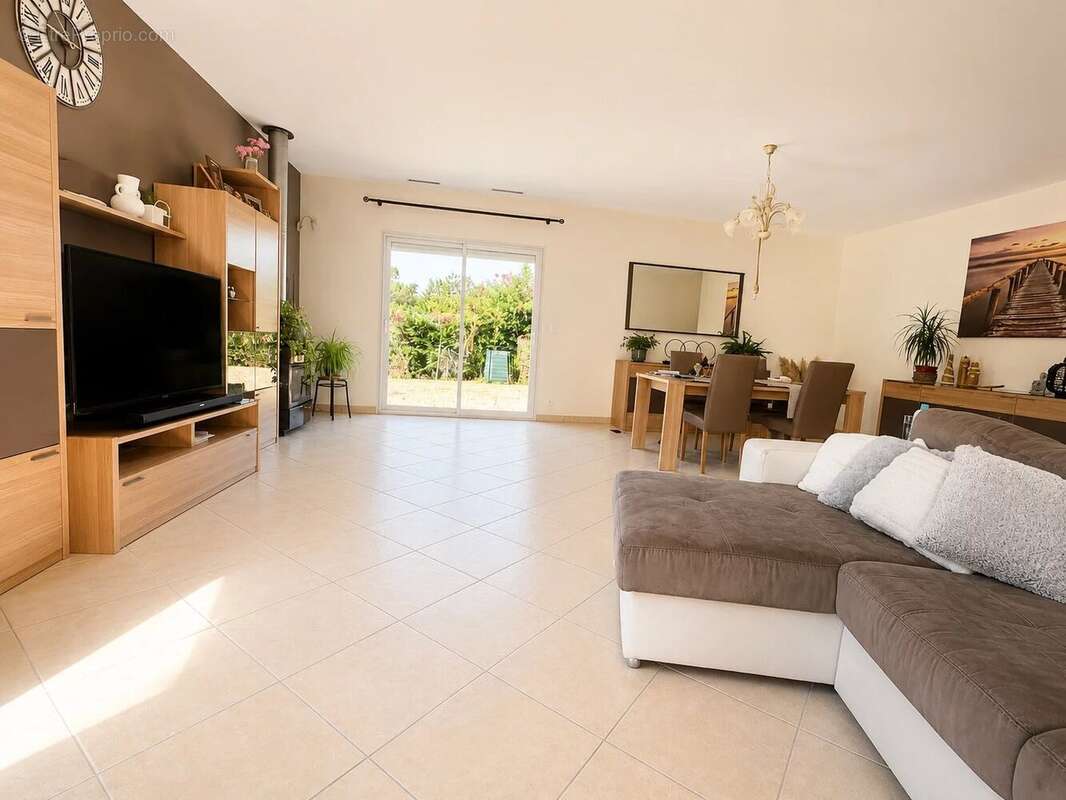 Maison de plain  pied T5 10 m2 sur 2000 m2 de parcelle - photo 8