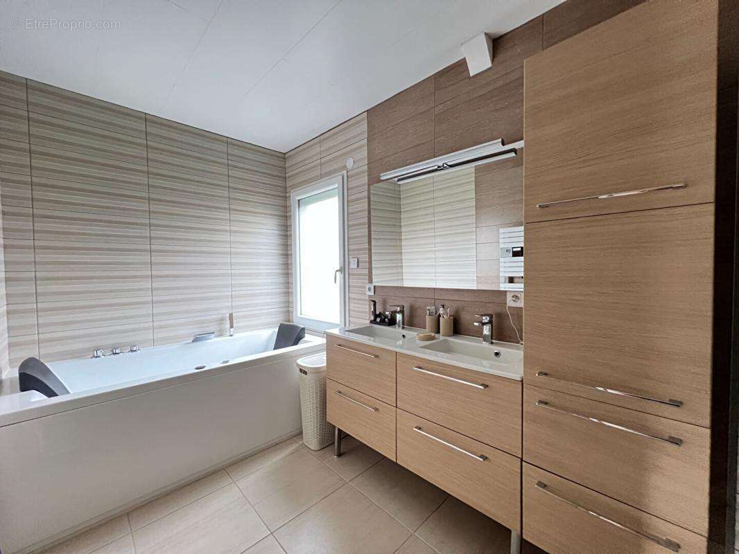Maison rénovée avec jardin et piscine - photo 11