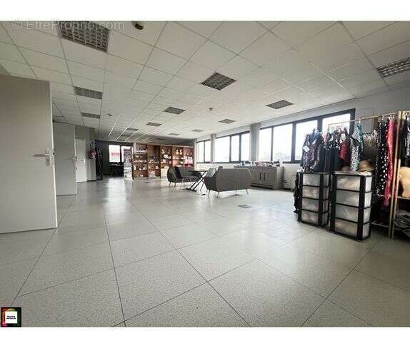 Commerce à LONGLAVILLE