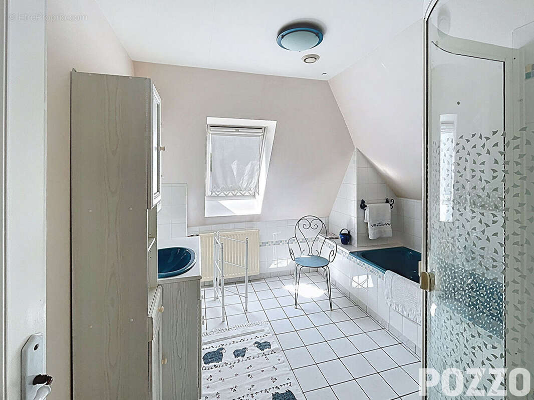 A Vendre - Élégante maison bourgeoise de 180 m² en plein coeur de Saint-Hilaire-du-Harcouët - photo 14