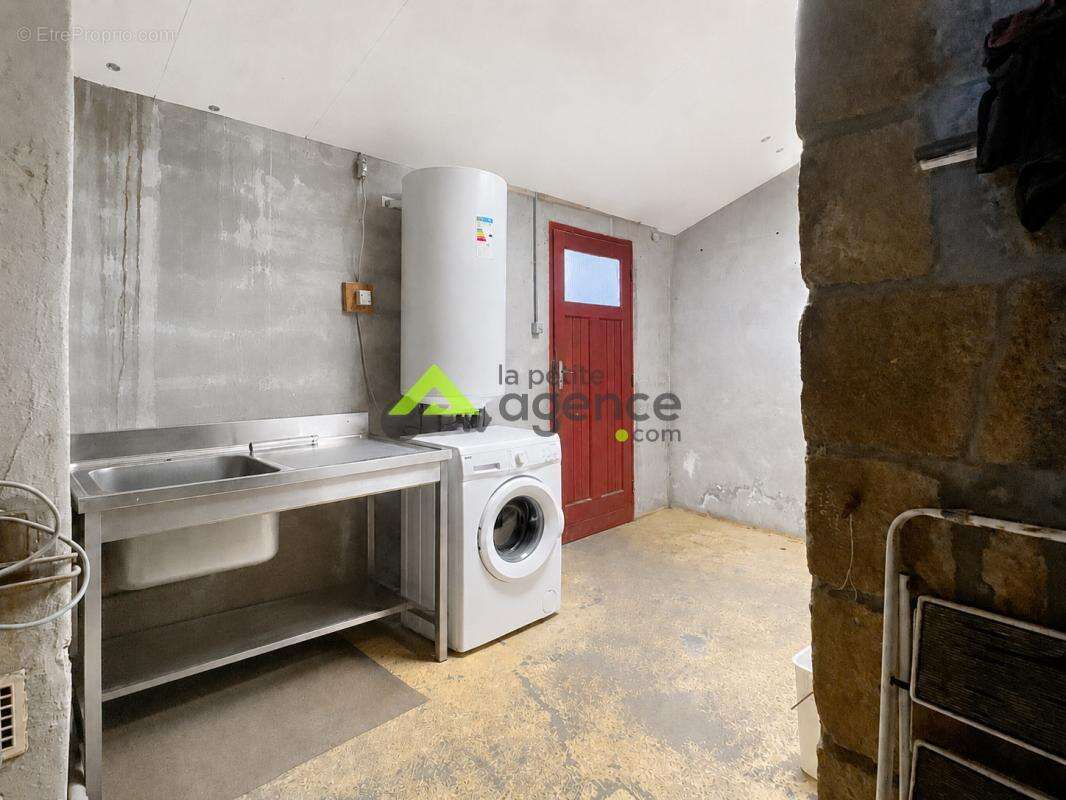 Maison 140 m2 + grange + atelier + garage   Gros potentiel - photo 11