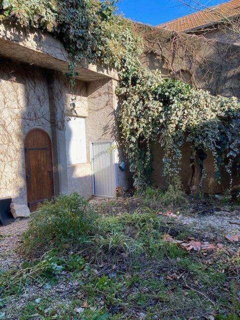Maison de Maitre avec garage, terrasse et jardin de curé - très beau potentiel !!! - photo 5