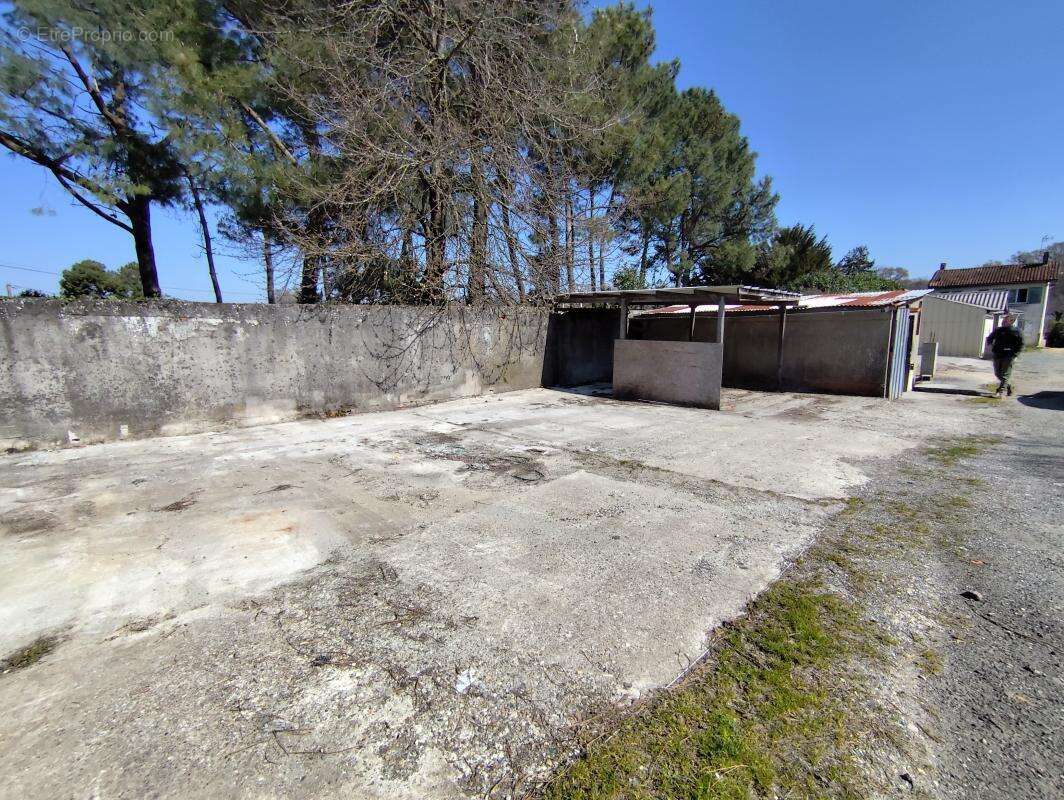 Commerce à ARTIGUES-PRES-BORDEAUX