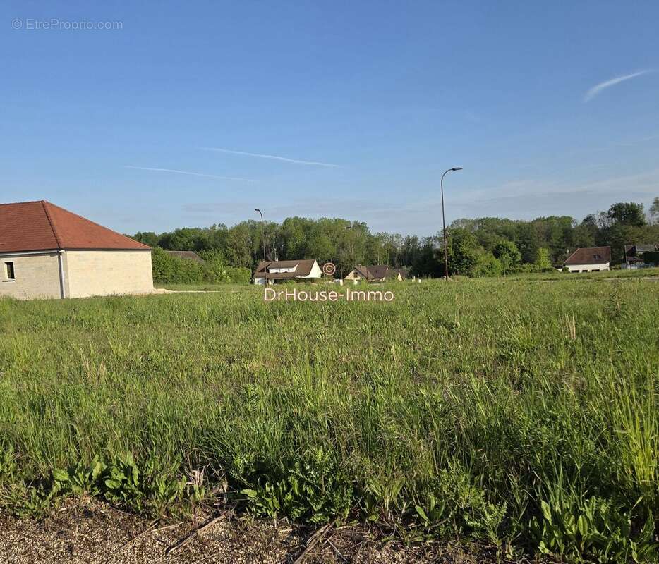 Terrain à SAINT-LEGER-PRES-TROYES