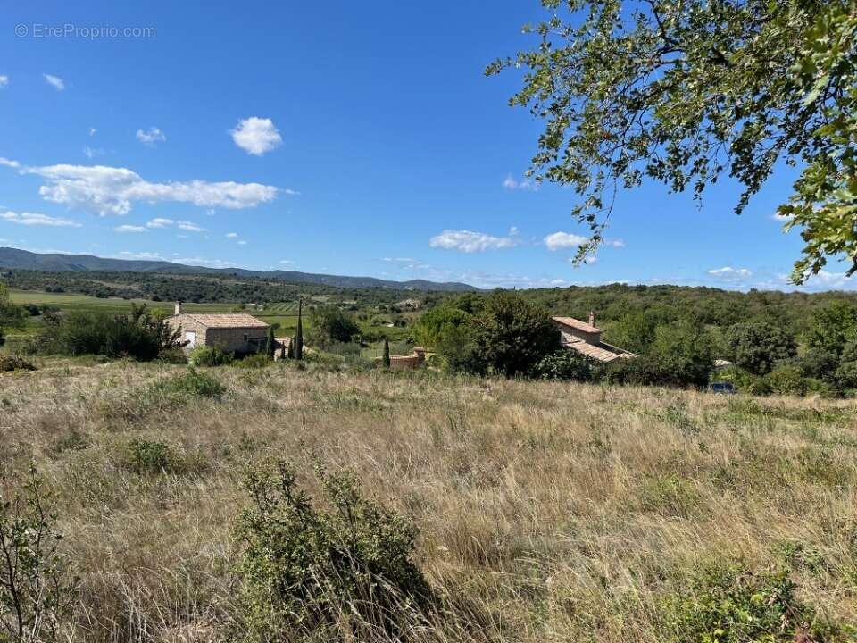 Terrain à LARNAS