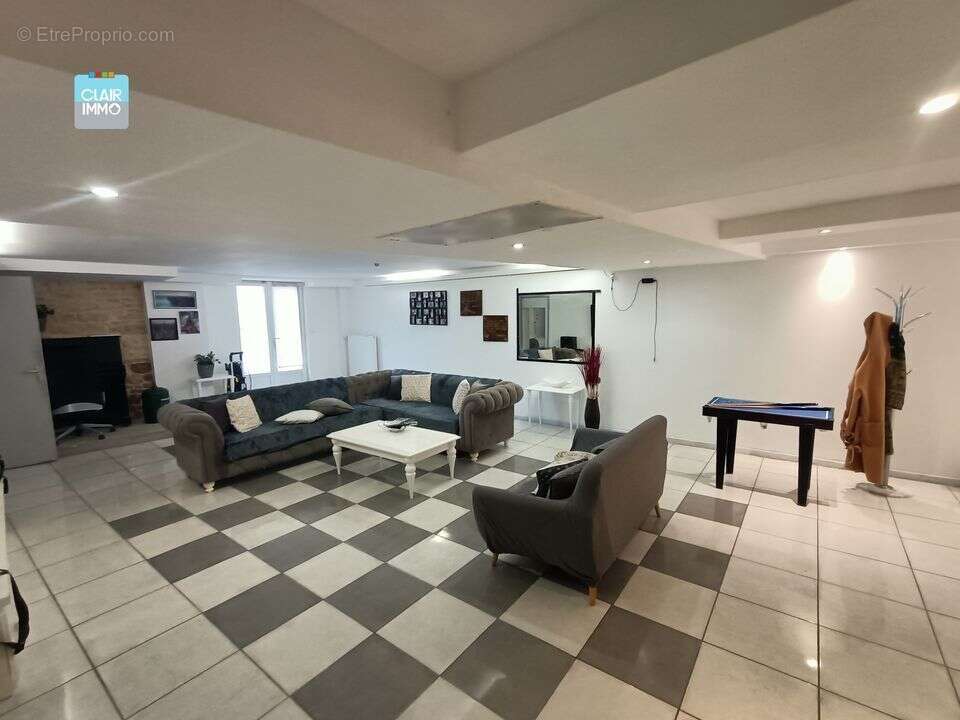 A LUGNY PROCHE MACON EN BOURGOGNE MAISON 9 PIECES DE 260 M² - Maison à LUGNY