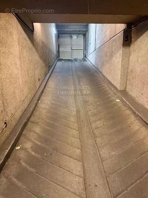 Parking à PARIS-16E