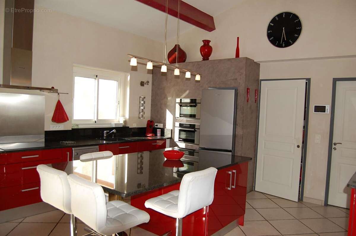 Villa Arles T 5/6  de 165 m²  avec Jardin - photo 4