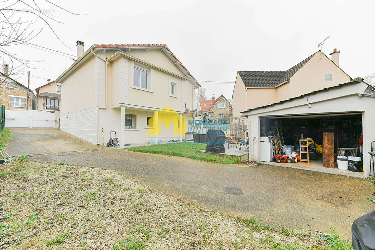 Maison à SAINTE-GENEVIEVE-DES-BOIS